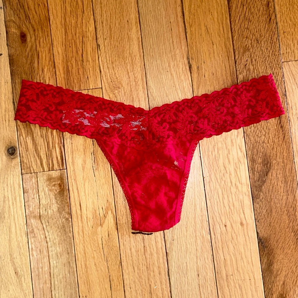 NWOT Hanky Panky signature lace low rise thong panties. One size. Red.